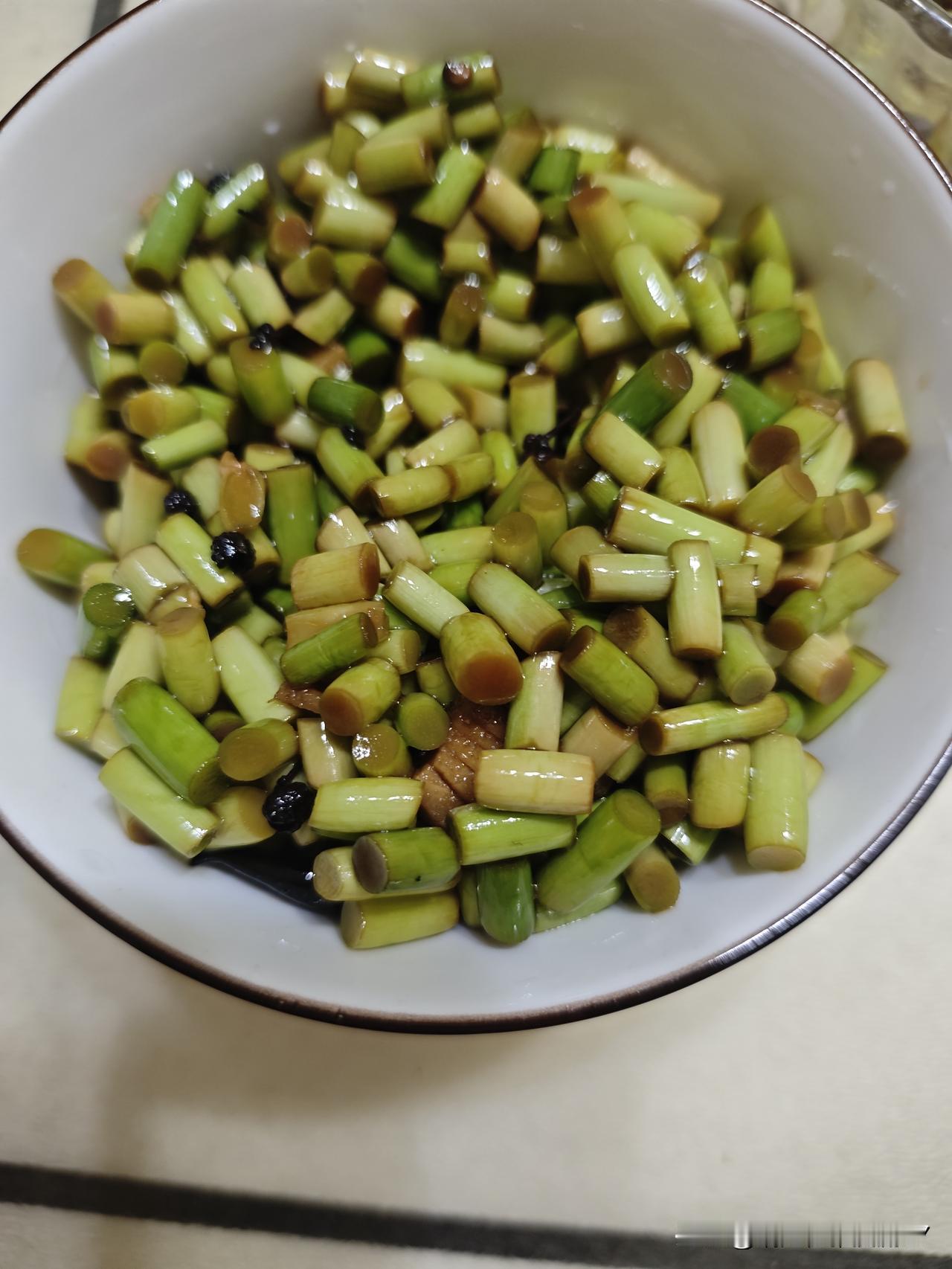 今天做的腌蒜苔，觉得不太成功！网上那么多的博主在分享腌蒜苔，我也想尝试一把。