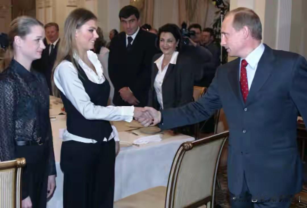 所有的人都想象不到吧？好像就是因为他发动了一场对乌克兰的特别军事行动，现在叫一