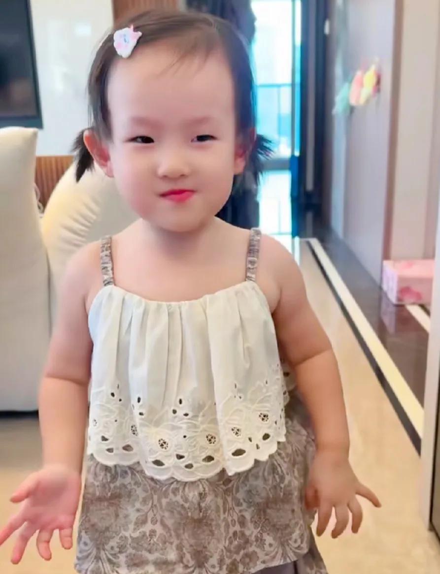 话说闪闪姑娘到底是不是王思聪的呢？这个话题也争论了许久，人家没有反驳，也没有承