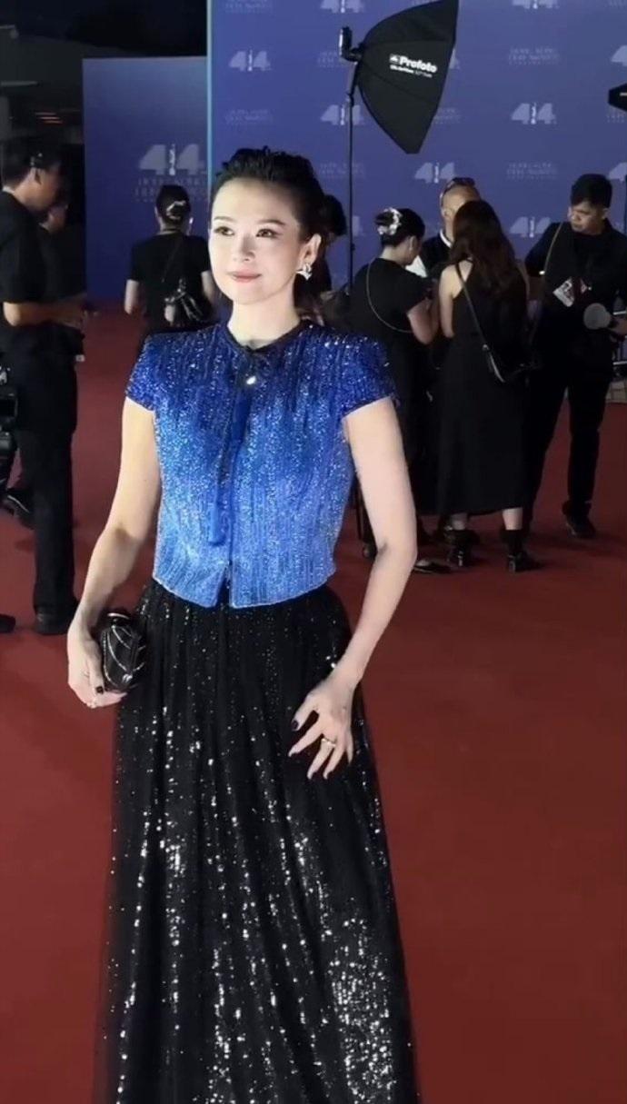 今天章子怡现身颁奖典礼，她这回搭配的很有华丽感，看上去神采奕奕，气质也不错。