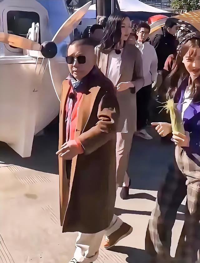 郭德纲一家人的穿衣打扮，最近成了热门话题。大家发现，这位相声大师的私服，和他儿