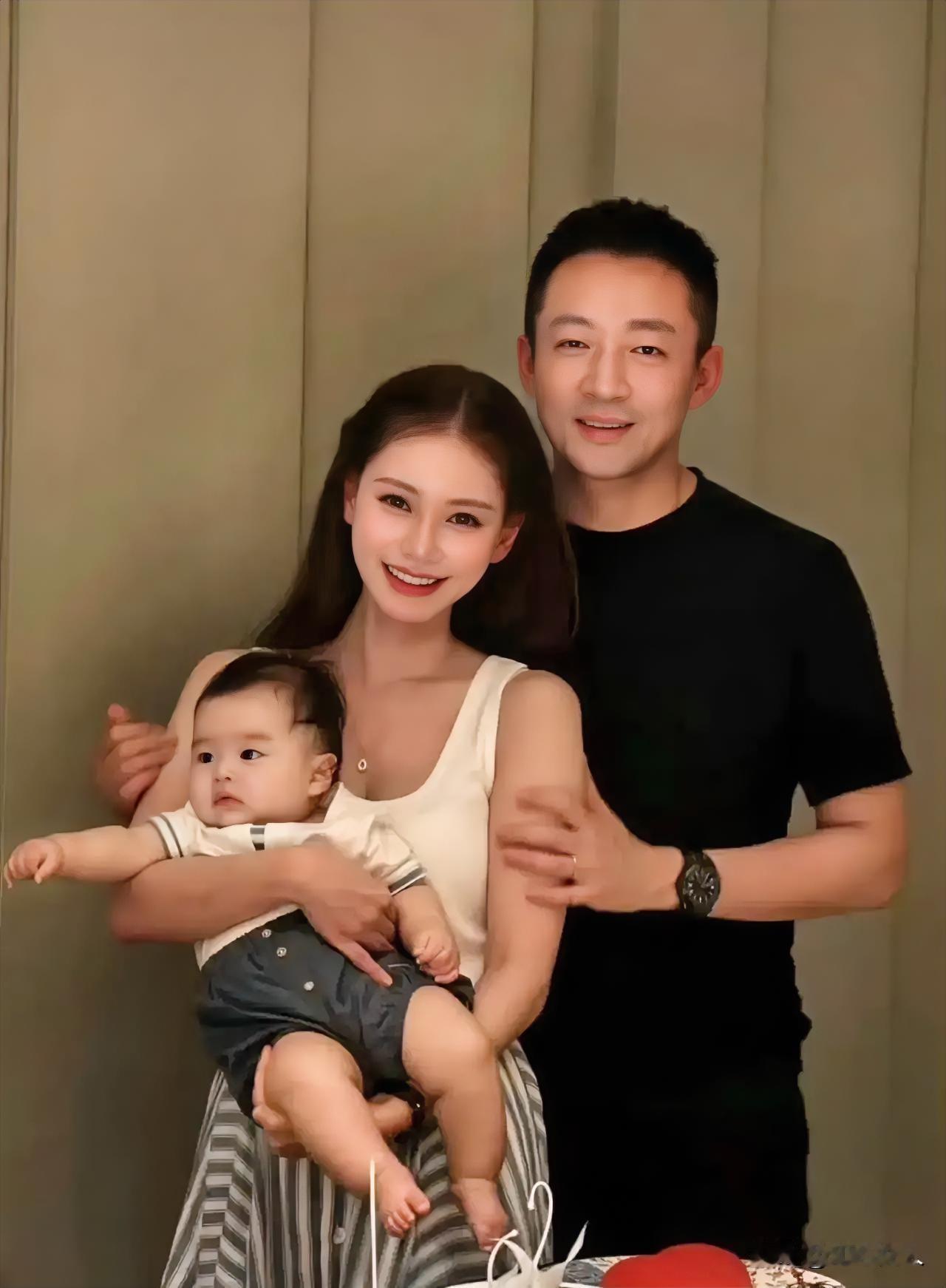 估计马筱梅也挺无奈的，本来是她过生日，她抱着自己的孩子拍一家三口合照，也没