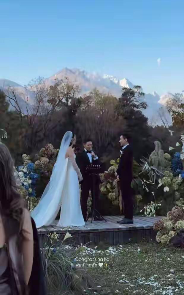 爱情在雪山之巅：霍启仁与泰国妻子的浪漫婚礼在巍峨的玉龙雪山脚下，白雪皑皑，天