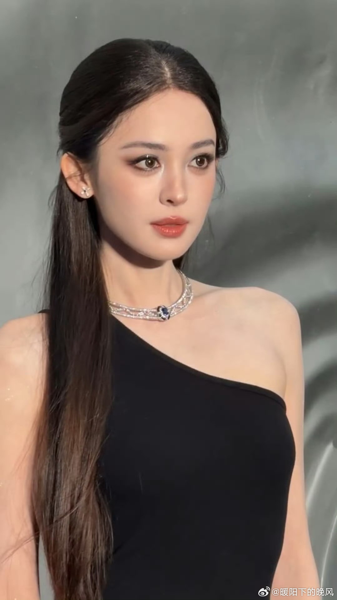娜扎斜肩黑裙小烟熏真正的美人，敢于用最简单的衣服硬撑气场。她流畅的肩颈线条和深