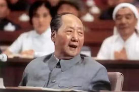 1981年，有人想动手否定毛主席，胡乔木提出不再称“毛主席”，改叫“毛泽东”，但