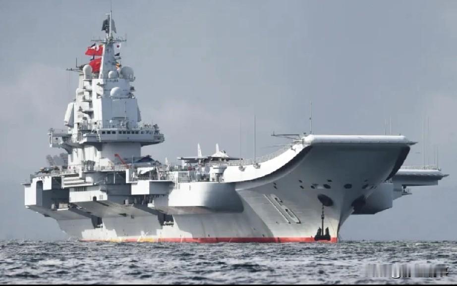 辽宁舰编队四艘舰船进入太平洋无需担忧，护航力量并不薄弱。编队配备1艘055型驱逐