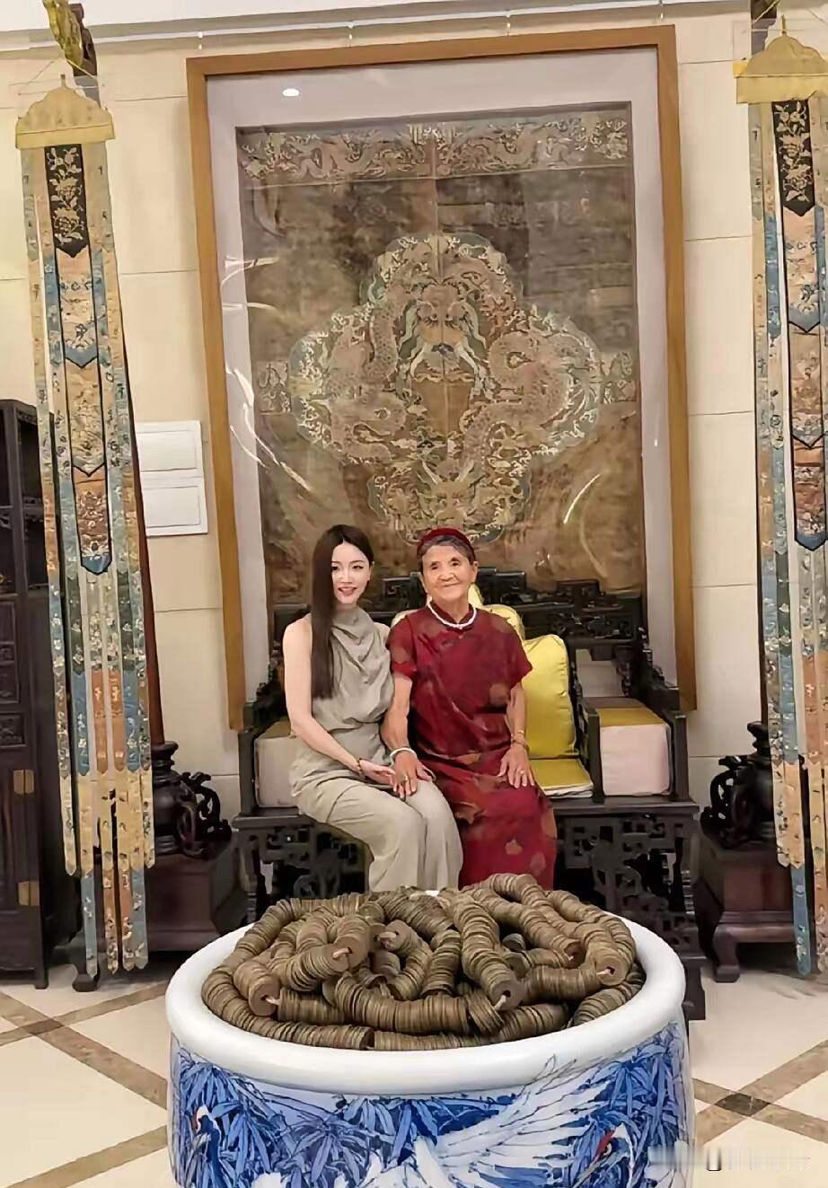 黄圣依的前婆婆，和杨子新女朋友见面！杨子的妈妈已经92岁高龄了，一点都看不出来，