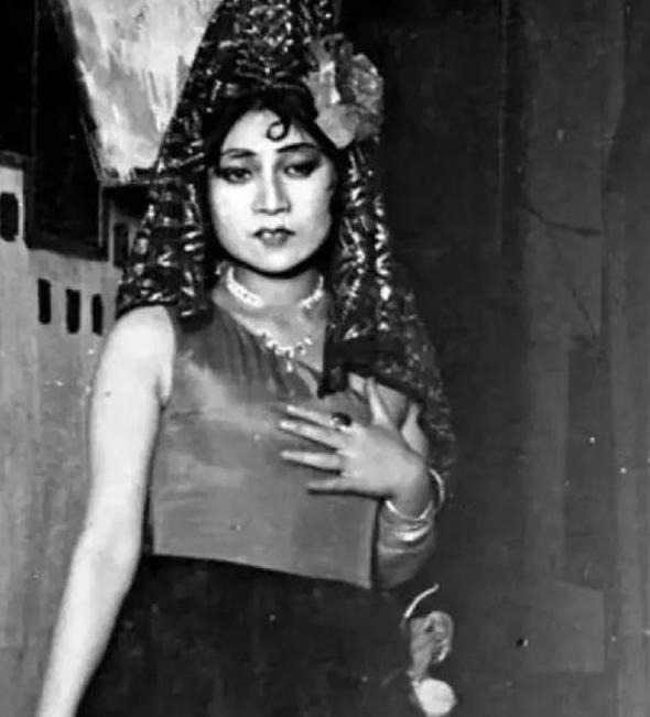 1930年，徐志摩探班民国女明星俞珊，聊得正欢时，俞珊突然想要小解，徐志摩便双手