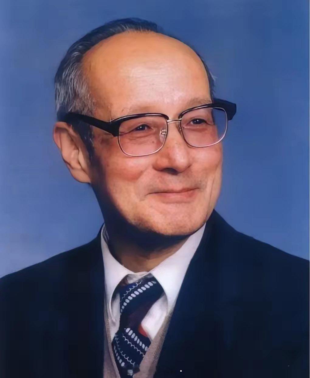 他是中国稀土之父，上世纪70年代成功突破稀土提炼技术。在72年之前，全世界的稀土