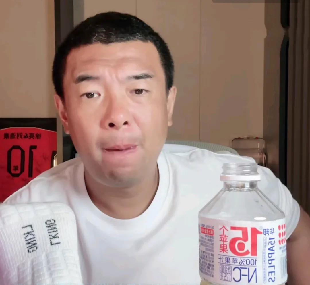 前国脚徐亮爆了一个料。他表示，据他看到的情况，目前国足很多年轻的球员，一结束比