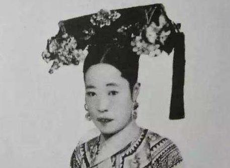 1988年，光绪帝新婚之夜，可是他却哭丧着脸，难以启齿地对一袭红衣的新娘说道：“