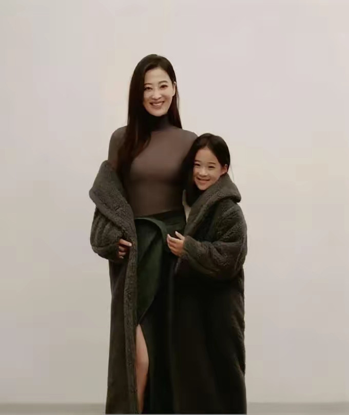 天呐！梅婷竟然真的生了个和她超像的“小梅婷”，那眉眼间的神韵，简直如同复制粘贴