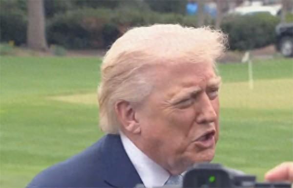 3月20号特朗普彻底飘了，对着媒体镜头笑得合不拢嘴，一个劲说跟他不对付的CNN，