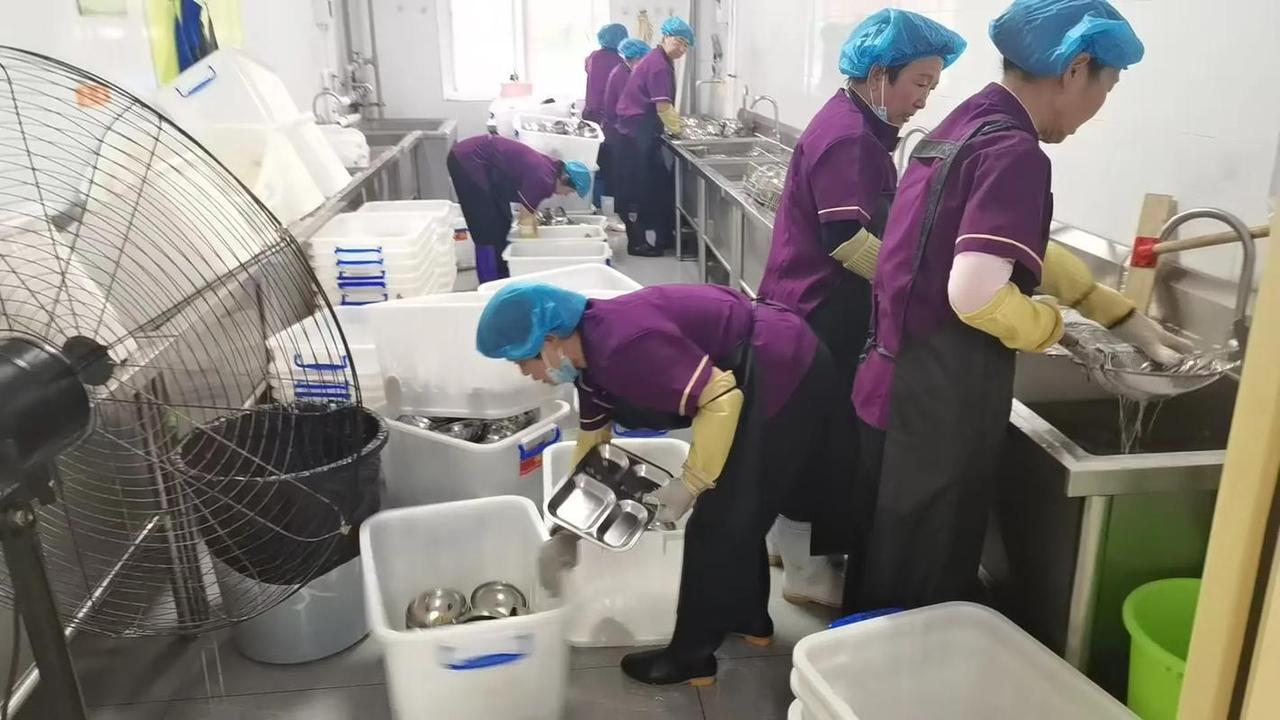 旧金山拿最低工资的洗碗工，每小时18.68美元的收入可以换14.59升87号汽油