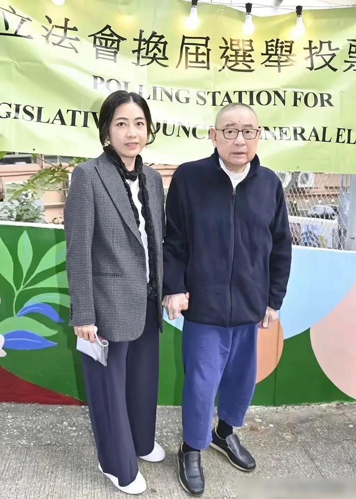 英雄迟暮，香港富商刘銮雄和老婆甘比站在一起的时候，他肢体语言是蜷缩的不自信卑微讨