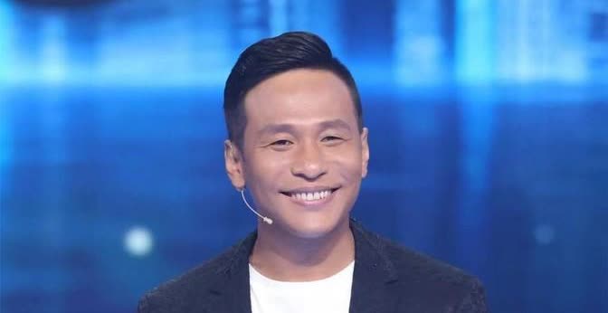 2008年，宋小宝见到师父赵本山后，立马上前，说：“你能收我一个朋友为徒吗？他很