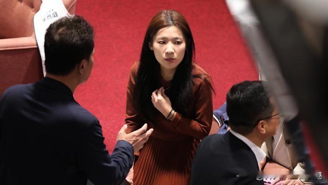 郑丽文主席好好学习一下立委徐巧芯！徐巧芯接受采访时真诚的说：郑丽文应将重心放在2
