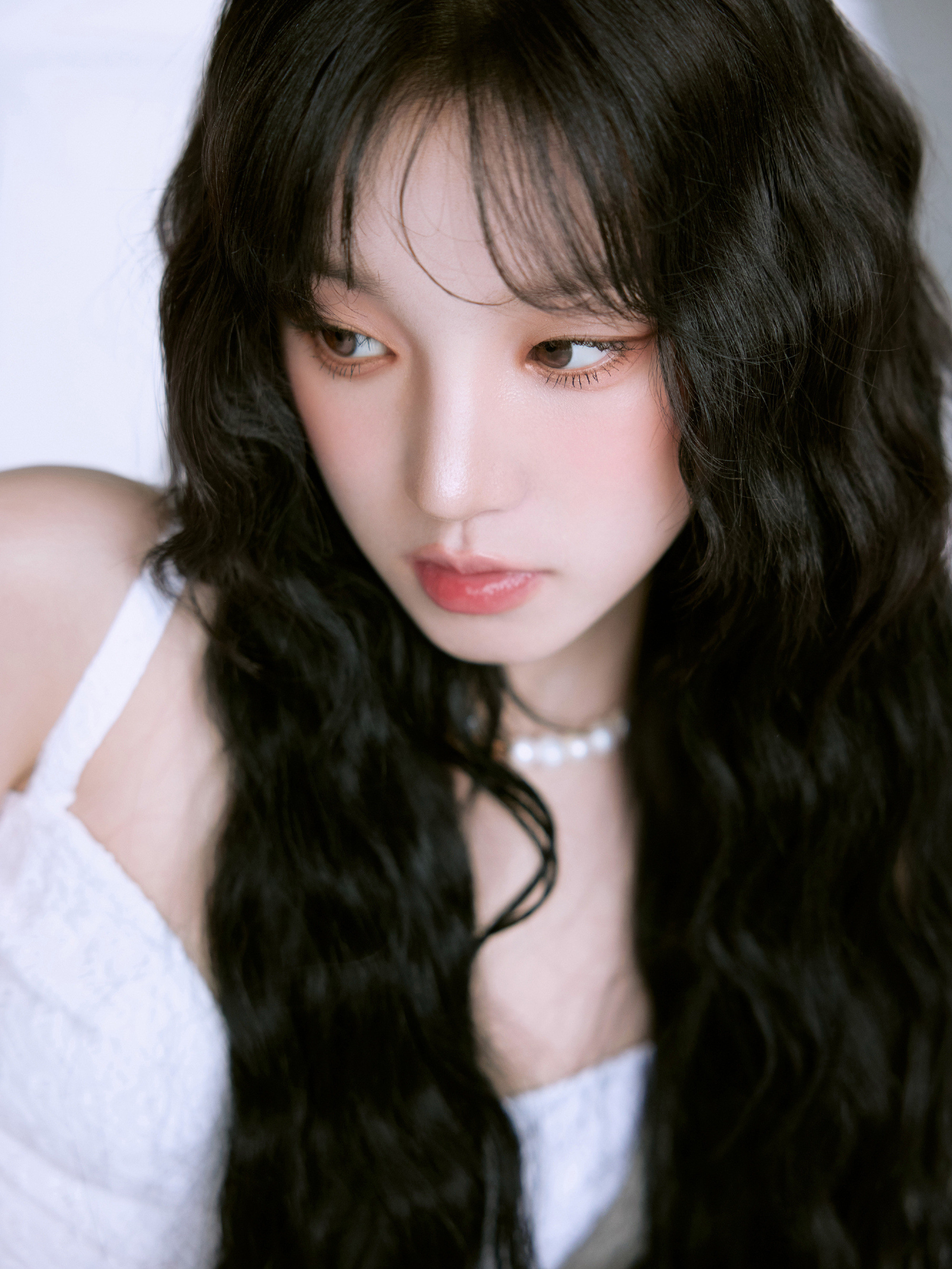 宋雨琦白裙甜美穿搭，是唯美的浪漫气息。宋雨琦