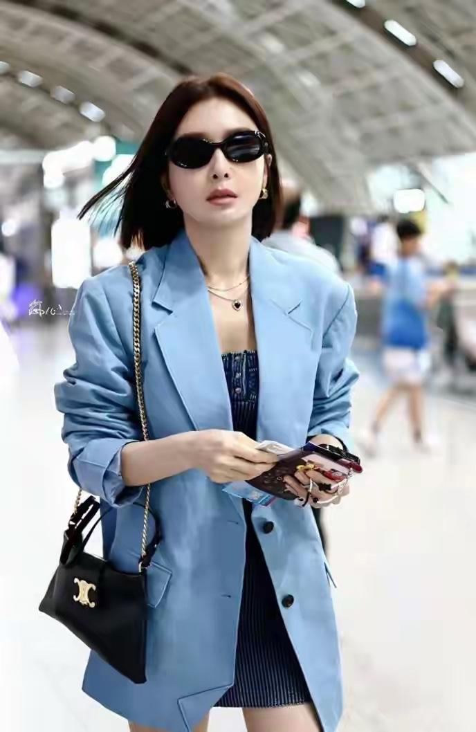 秦岚挺喜欢波波头这一发型，衬得面部线条更流畅，更有立体感。秦岚虽然到了46岁，但