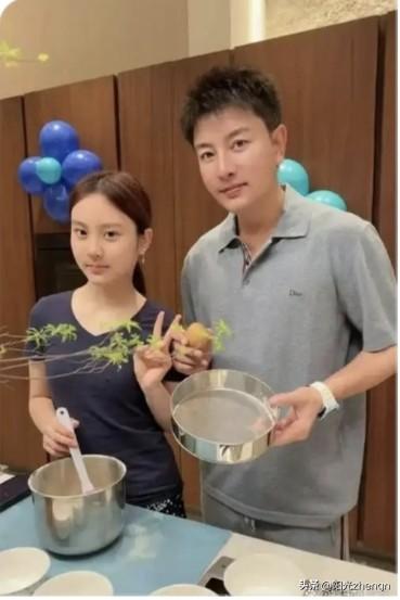 贾乃亮的女儿大名叫贾云馨，大家都喜欢叫她甜馨。这张父女俩一起做蛋糕的照片，真