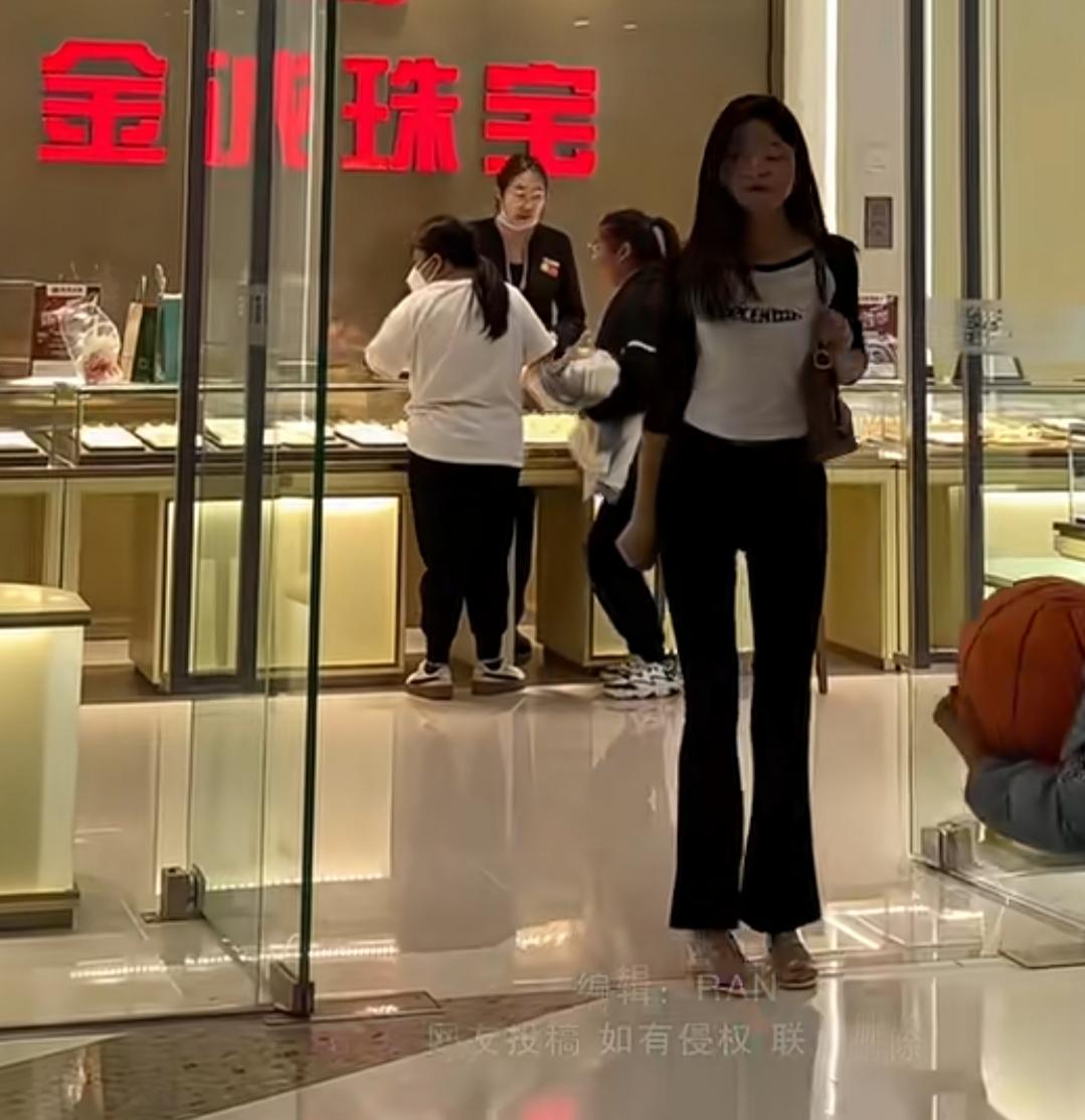 女子带着刚刚认识的相亲对象逛珠宝店，女子看了一会儿回头一看，相亲对象早就走没影