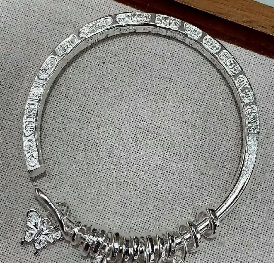 50块1克！银镯子变奢侈品昨天逛商场，80克素圈标价1900，柜台小哥说银