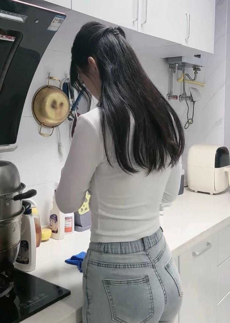 在厨房忙活，香味都要飘出来了～