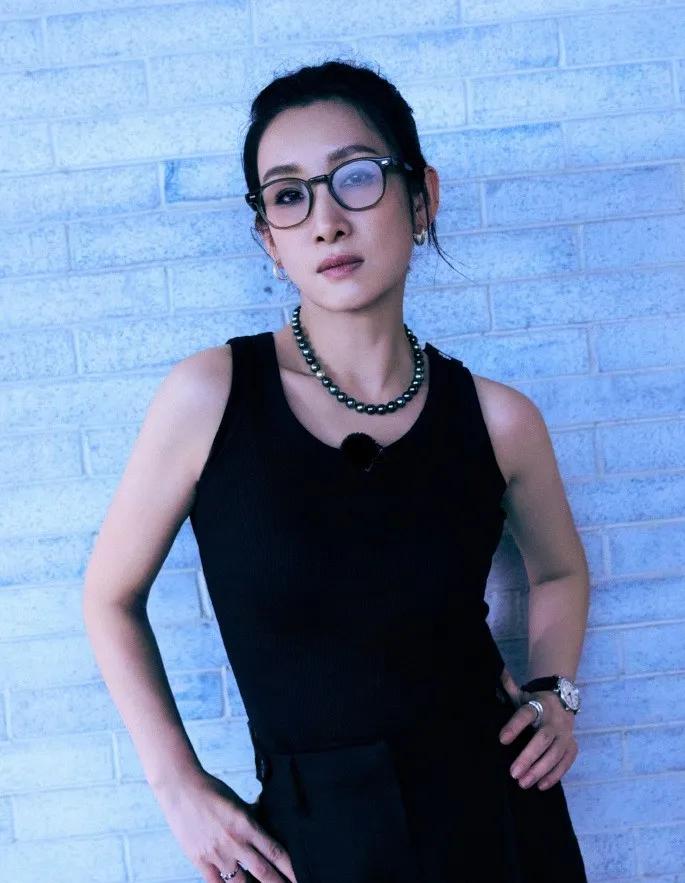 秦海璐这身黑色穿搭太有气场！简约黑色背心搭配高腰阔腿裤，一身纯色利落大气。黑