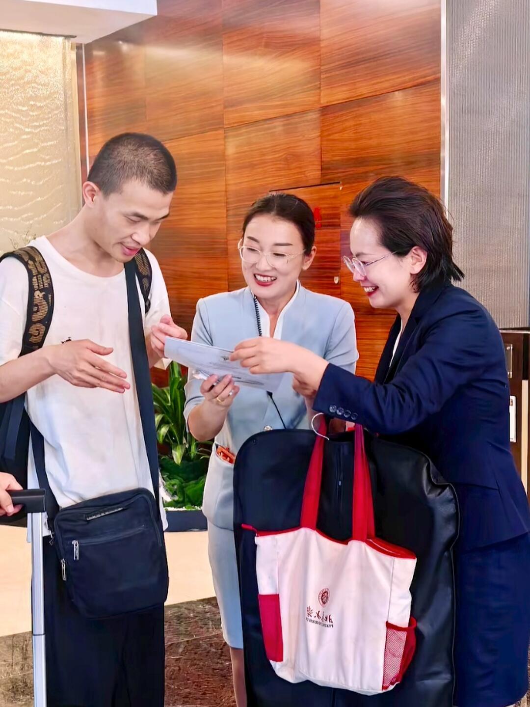 很多人只看见韦东奕身上“数学天才”的光环，却忽略了他深耕基础数学研究，对我国科技