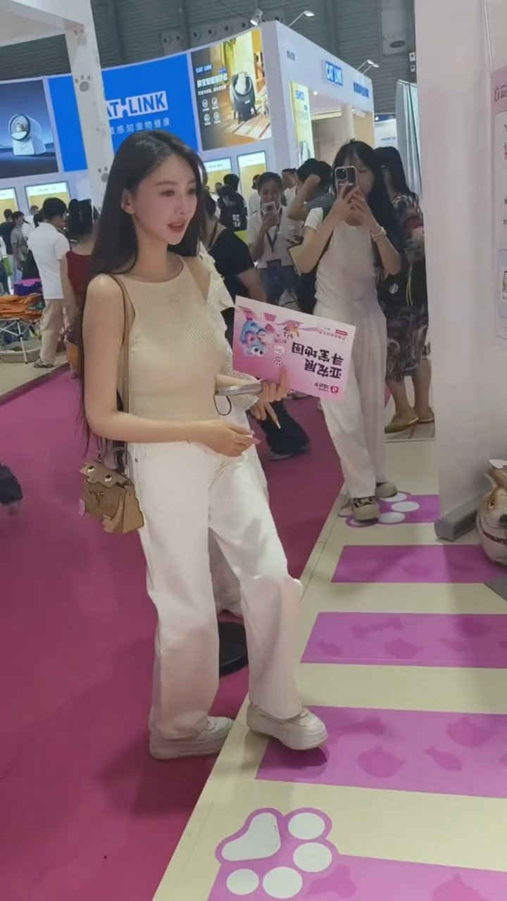 叶珂重现吃蛋糕梗叶珂去亚宠展了，猛一看好像李菲儿​​​
