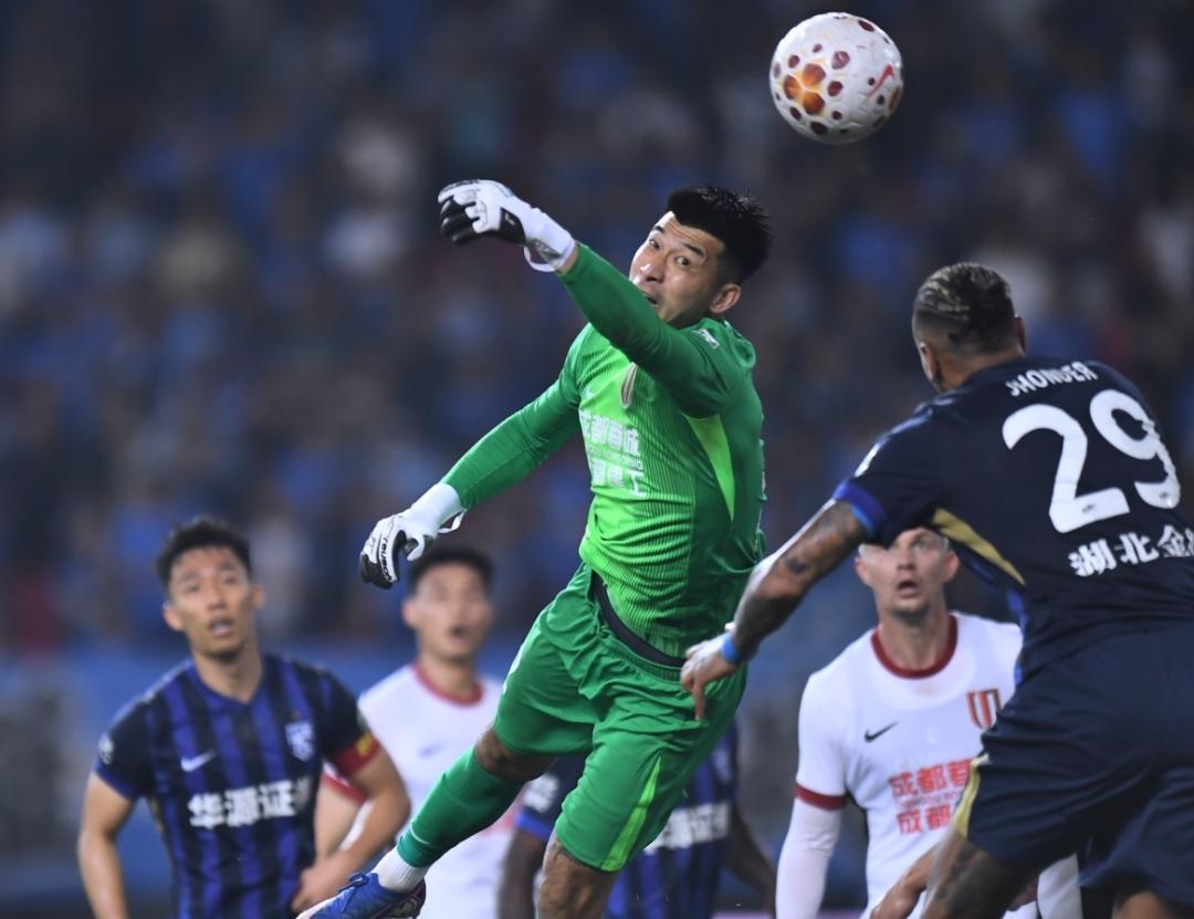 成都蓉城大概率是本赛季的冠军了，本场比赛冠军相显露无疑，似乎连运气都站在了他们这