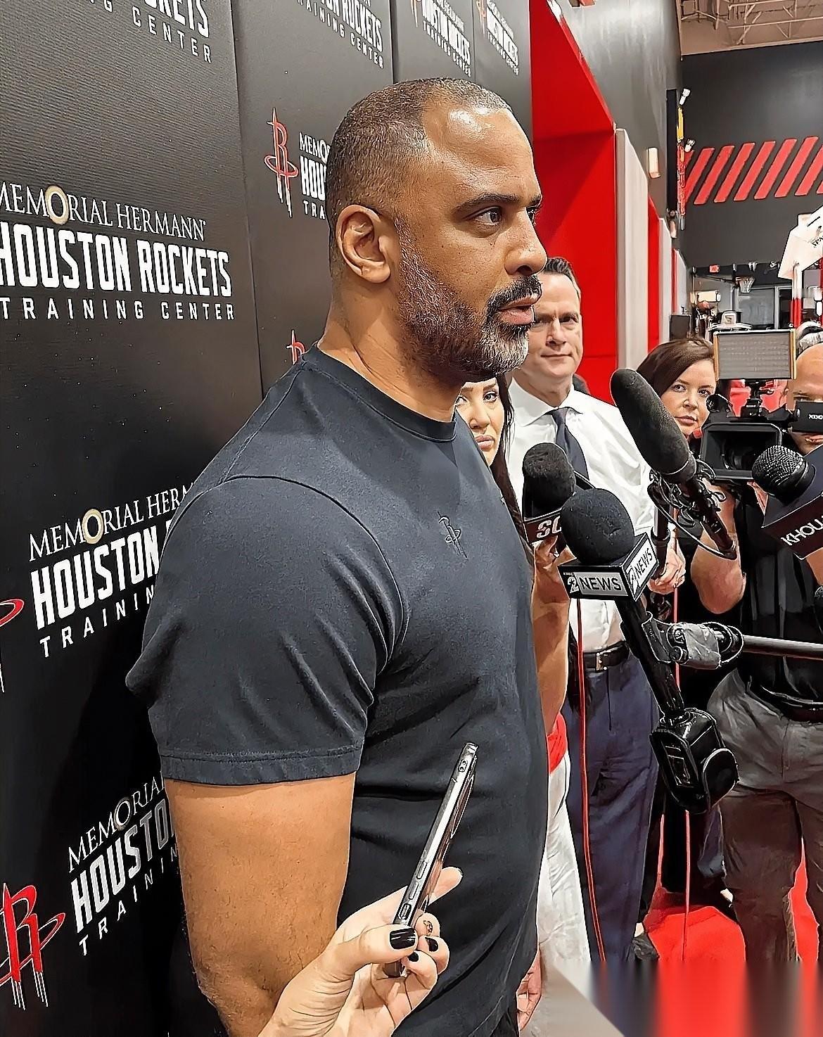 湖人火箭首轮大战倒计时24小时，两边的情报战已经打到了白热化。就在所有人都在猜东