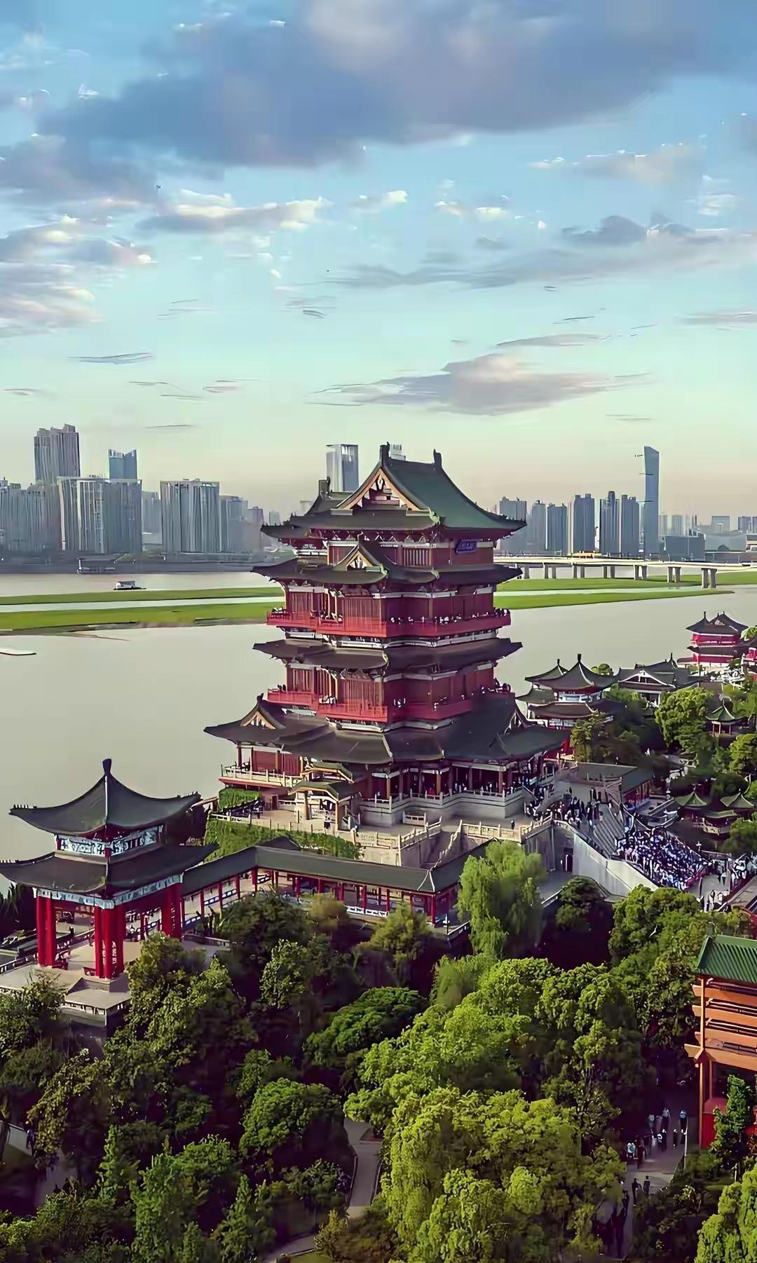 70块钱登一次岳阳楼，到底值不值？岳阳楼是江南三大名楼里唯一保持原貌的真古董