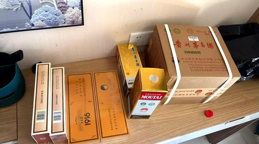 武汉一男子车上茅台酒1916香烟及黄金现金被盗，民警跨省抓人追赃：当时他车门未锁