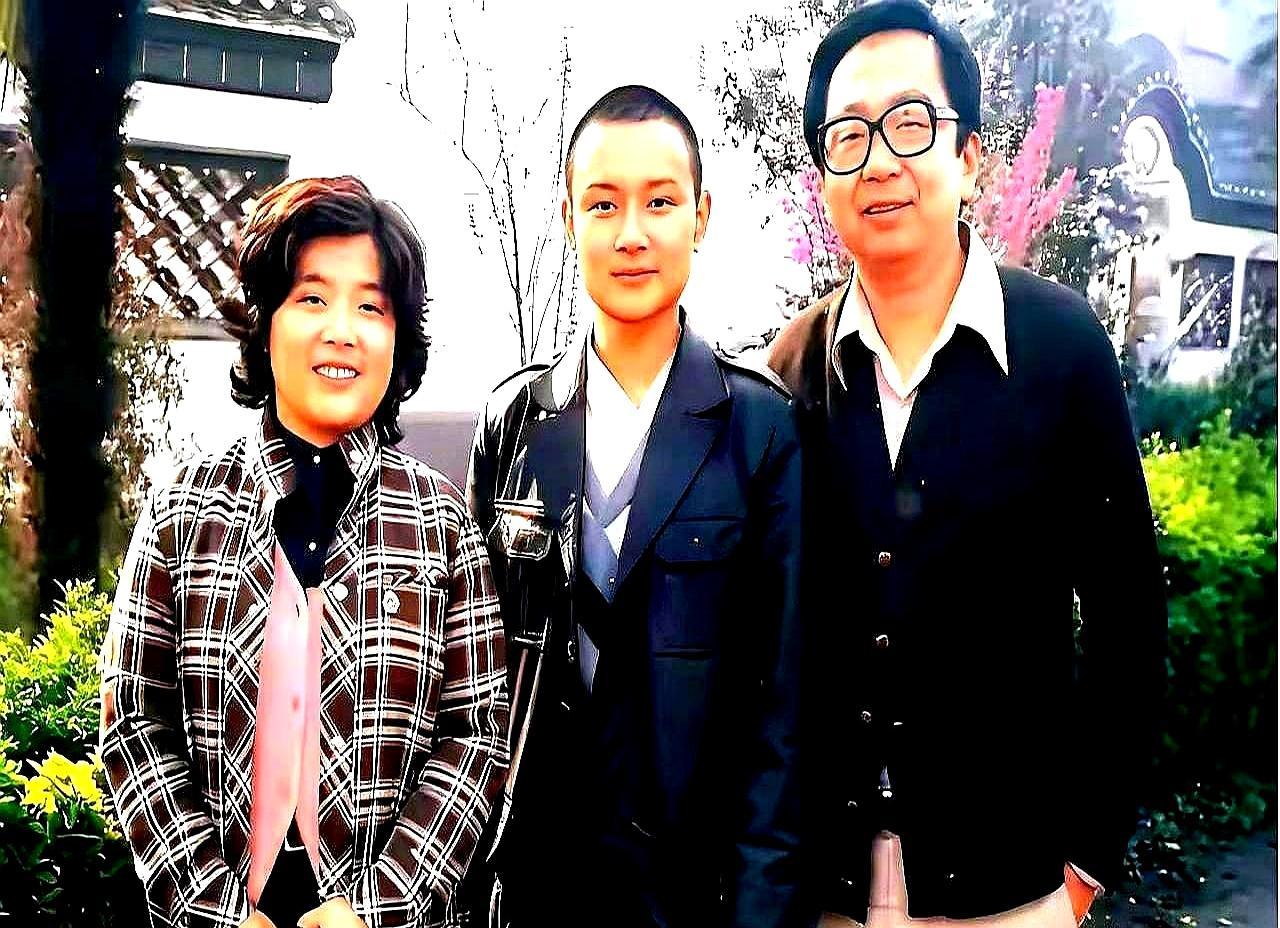 侯长荣66岁还在拍戏，天天演“别人家的爹”。《玫瑰的故事》里他给刘亦菲当爸