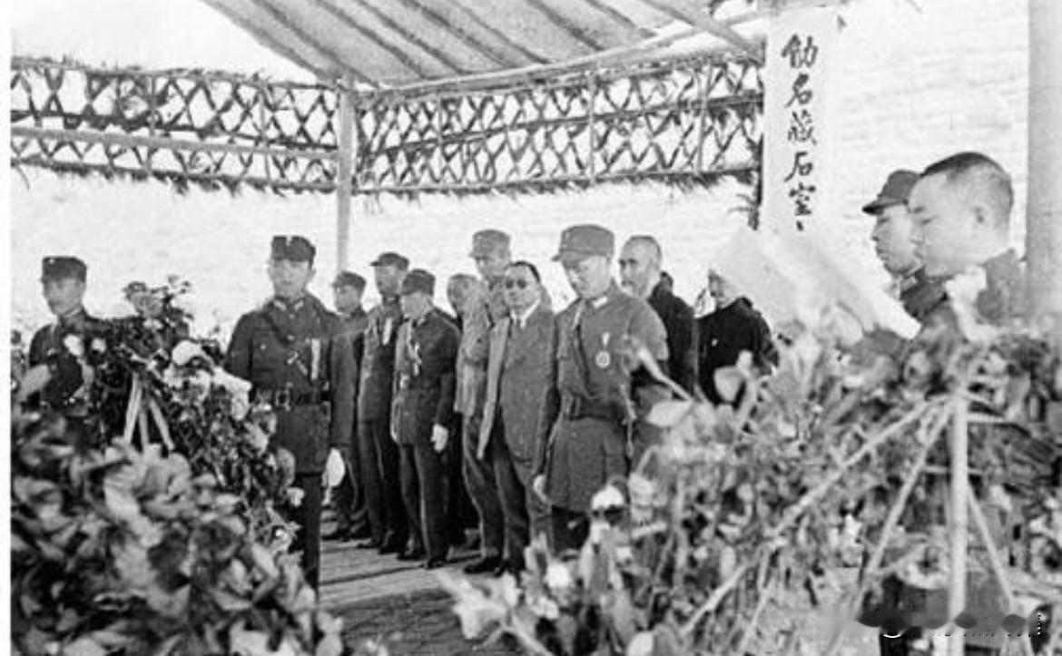 1940年5月28日晨，张自忠将军灵柩运抵重庆储奇门码头，蒋介石、冯玉祥、于右任