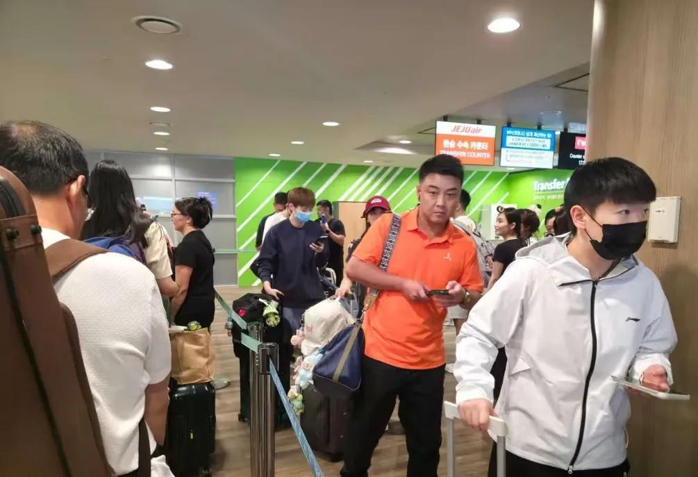国乒赴美中，要在首尔转机，转机中莎莎和Coco、小曼姐一起，一边一个，Co