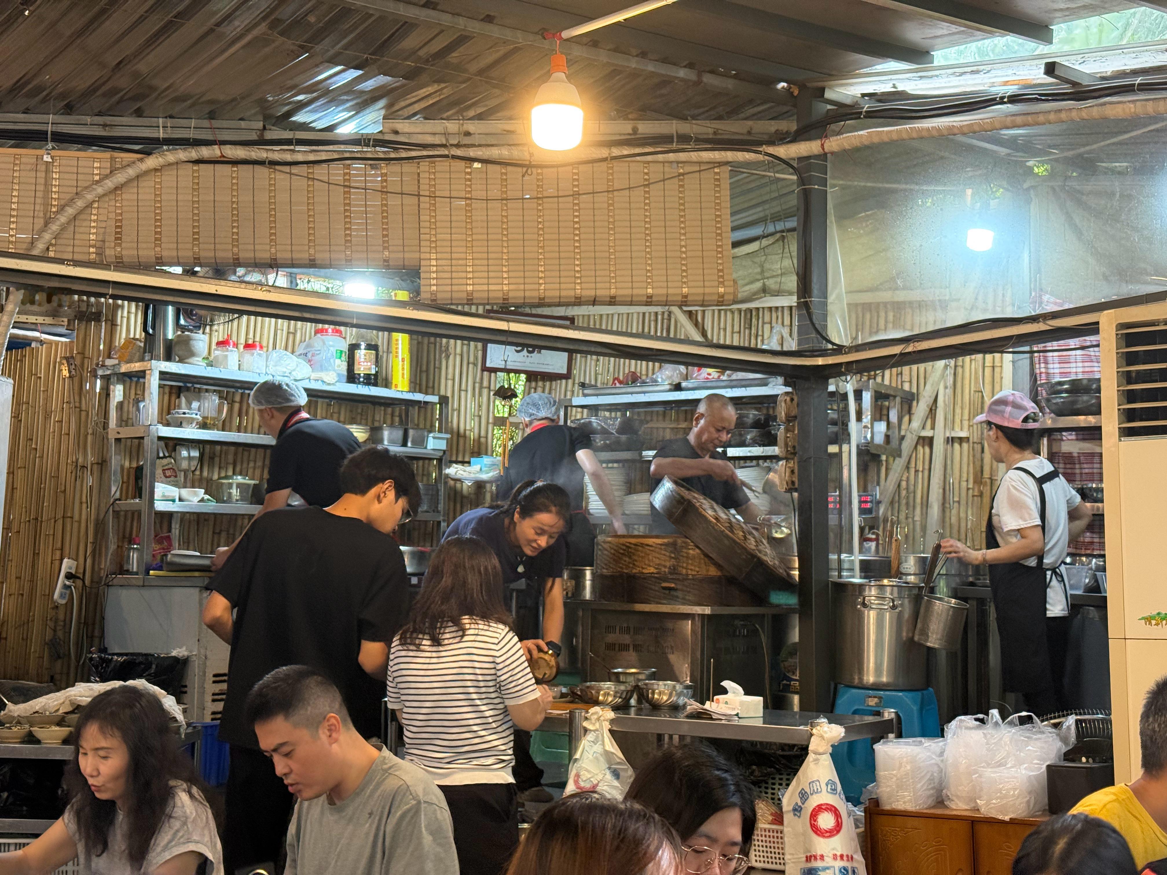 来试一家成都婆罗门才找的到的棚户级拌菜居然有热拌腰花，味道做的真不错他的特色应该
