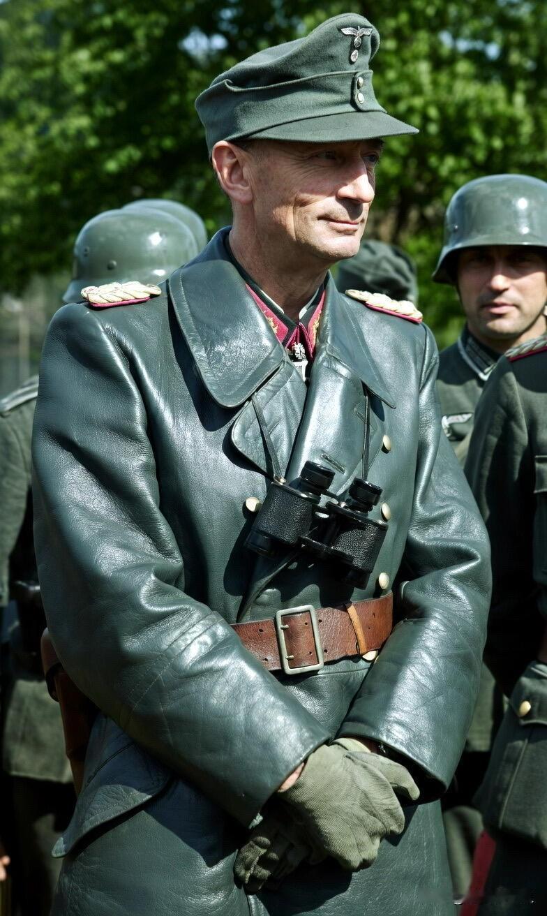 爱德华·迪特尔大将，以指挥纳尔维克战役闻名，也是首位获得橡叶骑士铁十字勋章的德军