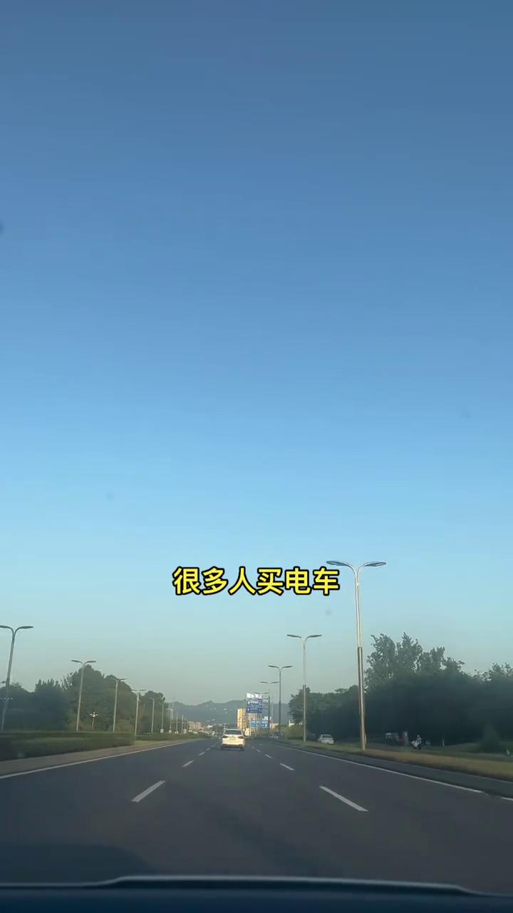 越来越多的人后悔买电车了，其实后悔买电车的人不在少数。我身边有6到7个朋友整天跟