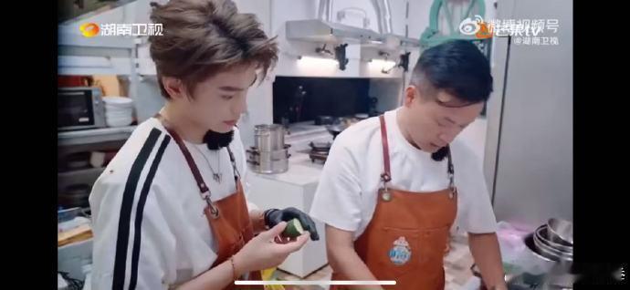 丁禹兮丁禹兮切蓑衣黄瓜不达目的不罢休中餐厅中餐厅名场面丁禹兮切蓑衣黄瓜，