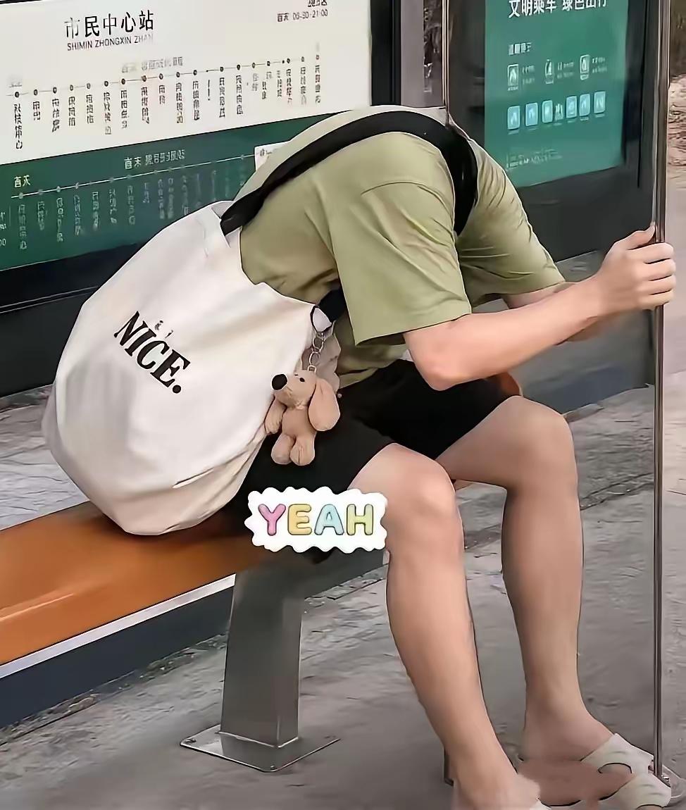 老远瞅着站台一幕差点被吓到，凑近细看才解开疑惑，不过是角度问题带来的视觉假象