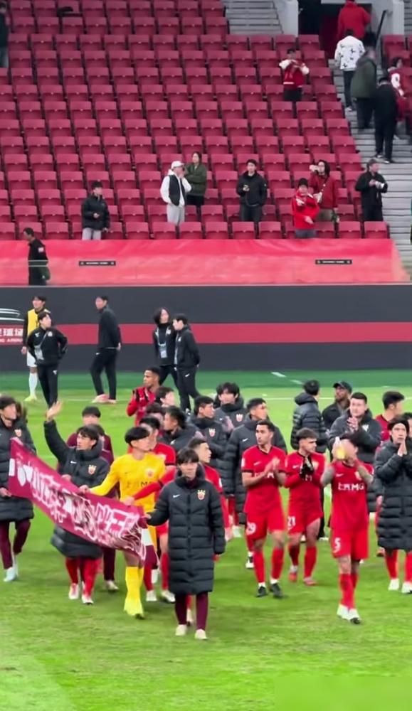 上海海港赛后在空荡荡的球场绕场庆祝也挺尴尬的。首尔球迷都懵了！这怎么都在庆祝？到