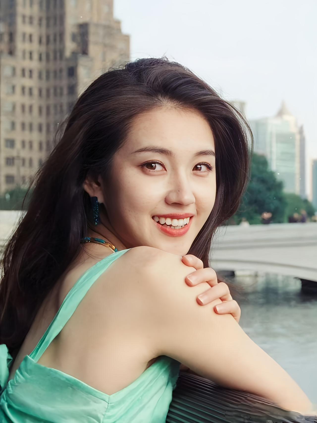 两年前，郭宇欣在横店吃着十块钱的盒饭，交不起房租愁坏了。中戏科班毕业的她，到处