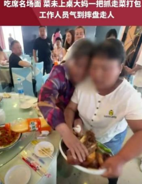 “太缺德了！”6月23日，黑龙江，一大妈在酒店里吃席时，看到服务员端上来了一盘菜