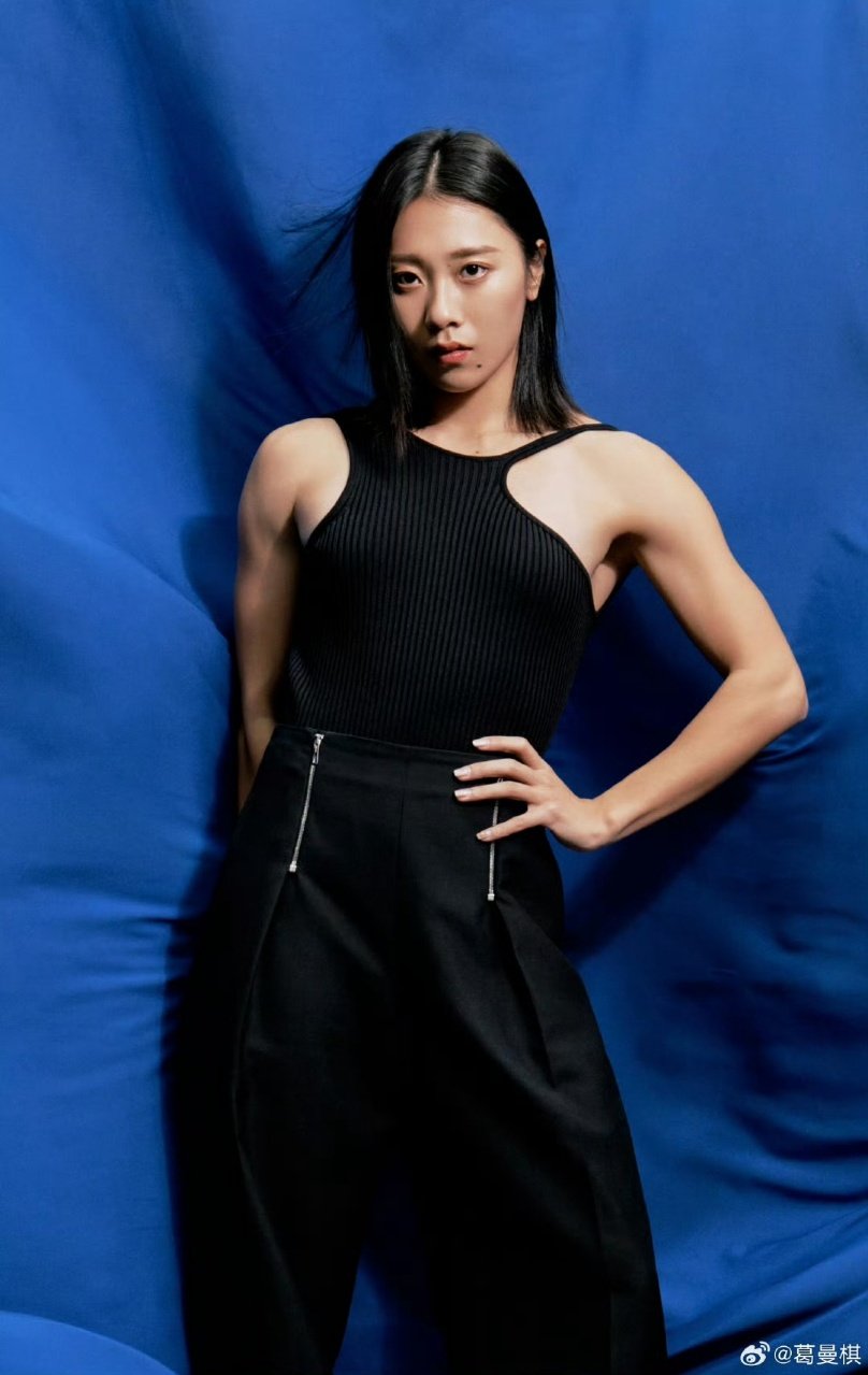 葛曼棋力量型美感高定风碰撞葛曼棋小麦色肌肤复古感葛曼棋真的是力量感拉满了！！​