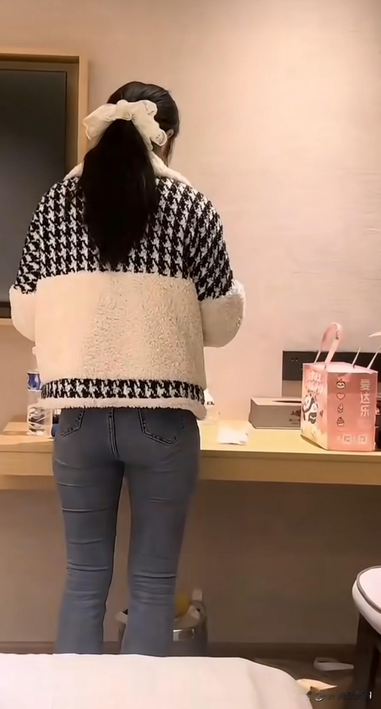 纵有千般不舍也要放她去上班