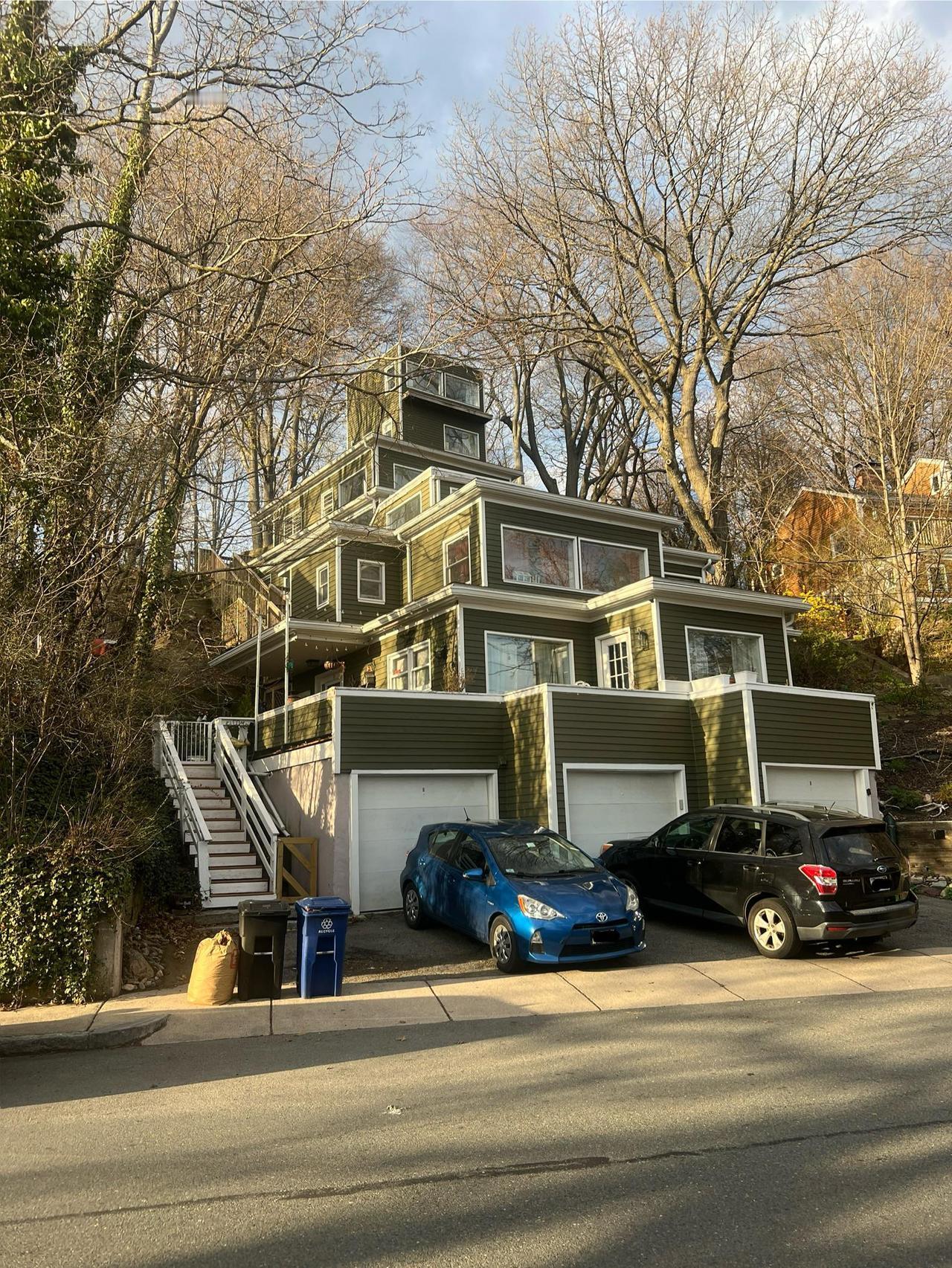 波士顿这栋七层住宅外观独特，内部被分割成三个单元。它建在城市最大的山丘之一上，最