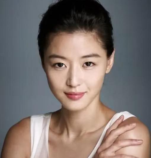 全智贤这次恐怕真的要在中国市场凉透了。不是什么小事，是她主演的新剧《暴风圈》直