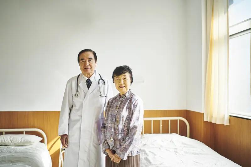 这场年度大戏里，祖院长原配妻子护士长确实尽显智慧。她和祖院长同在一家医院，医院本